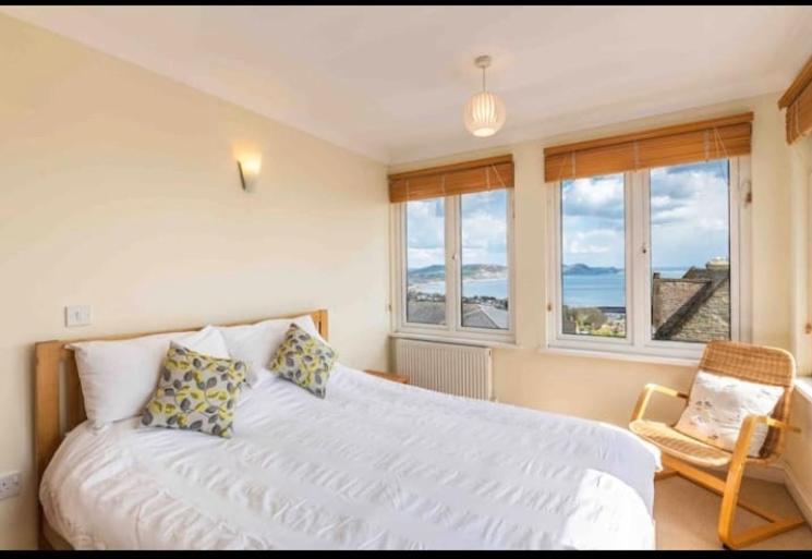 Fantastic Spacious House With Beautiful Panoramic Views Of The Bay Only A Few Minutes Walk From Beach Harbour And Restaurants This House Has 3 Bedrooms 3 Bathrooms And 2 Lovely Sitting Rooms ليم ريجيس المظهر الخارجي الصورة
