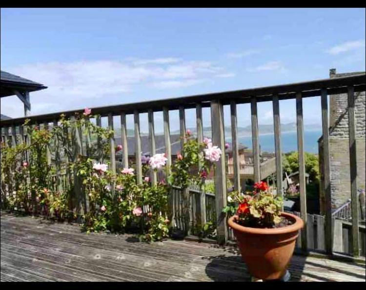 Fantastic Spacious House With Beautiful Panoramic Views Of The Bay Only A Few Minutes Walk From Beach Harbour And Restaurants This House Has 3 Bedrooms 3 Bathrooms And 2 Lovely Sitting Rooms ليم ريجيس المظهر الخارجي الصورة